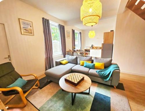 un salon avec un canapé et une table dans l'établissement Lumineux Duplex proche Place Dalton et Remparts, à Boulogne-sur-Mer