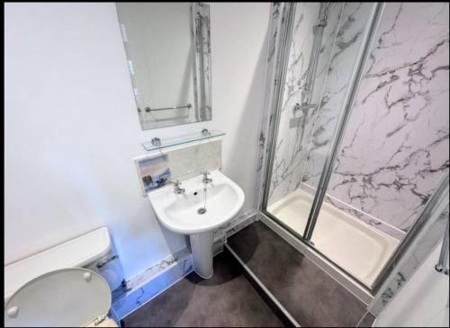 Koupelna v ubytování Canterbury Six Luxury Suites with Lounge Kitchen Hot Tub and Free Parking