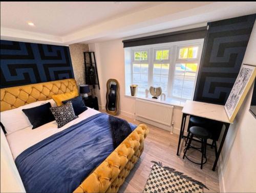 Postel nebo postele na pokoji v ubytování Canterbury Six Luxury Suites with Lounge Kitchen Hot Tub and Free Parking