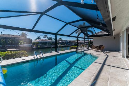 Πισίνα στο ή κοντά στο Charming 4 Bed Waterfront Escape w/ Pool and Dock