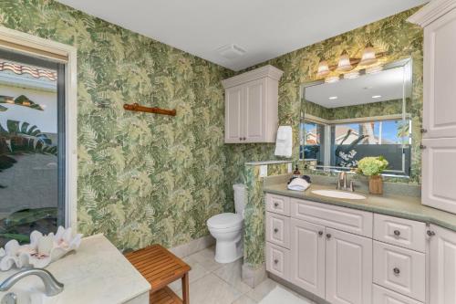 マルコ・アイランドにあるCharming 4 Bed Waterfront Escape w/ Pool and Dockの洗面台とトイレ付きのバスルーム