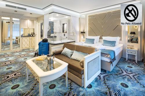pokój hotelowy z łóżkiem i kanapą w obiekcie Hotel Royal Baltic 4* Luxury Boutique w Ustce