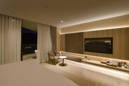 慕斯Viewpoint Khaoyai Hotel的一间配有床和平板电视的酒店房间