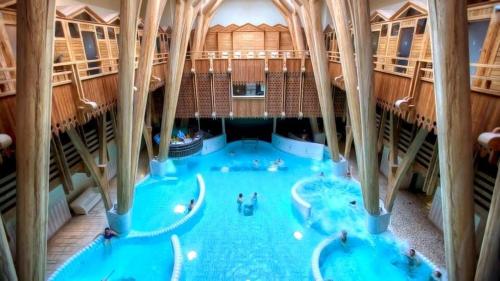 - une vue sur la grande piscine intérieure dans l'établissement Agréable T3, à Bagnères-de-Bigorre