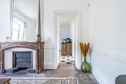 un salon avec une cheminée et un vase dans l'établissement Jolie masdame - Sauzet, à Sauzet