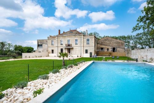 un domaine avec une piscine devant une maison dans l'établissement Jolie masdame - Sauzet, à Sauzet