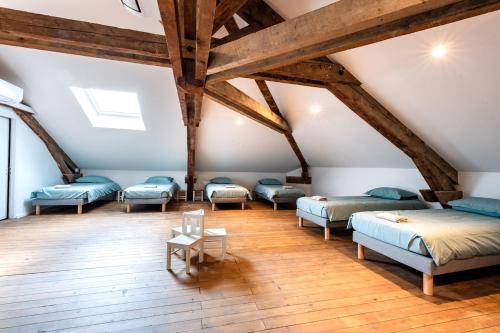 Cette chambre mansardée comprend 4 lits. dans l'établissement Jolie masdame - Sauzet, à Sauzet