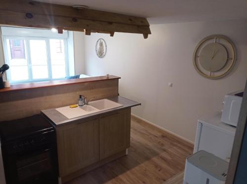 Dapur atau dapur kecil di Maison proche du centre ville avec WIFI