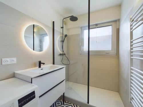 une salle de bain avec un lavabo et une douche dans l'établissement Charmant appartement à deux pas de Saint Gilles Croix de Vie, à Saint-Gilles-Croix-de-Vie