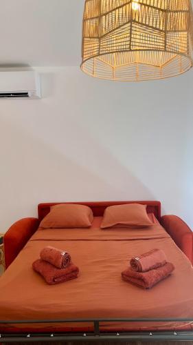 - un lit avec deux oreillers et une lampe dans l'établissement Villa roche blanche 2, à La Verdière