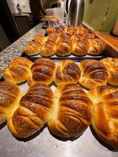 een stel broden op dienbladen op een aanrecht bij Las Marianas Hotel in Bariloche