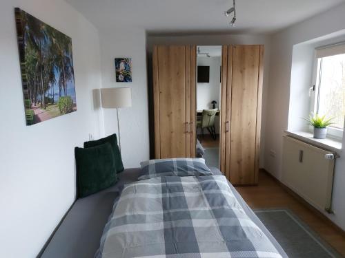 a bedroom with a bed in a room at Haus Am Stadtschloss FeWo 3 Zimmer Küche Bad in Lichtenfels