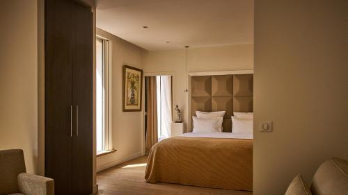 a bedroom with a bed and a window at Le Pigonnet - Esprit de France in Aix-en-Provence