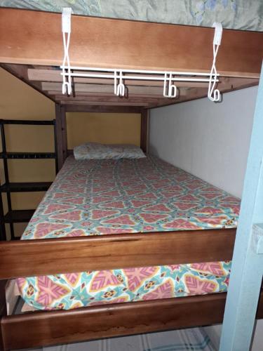 a bottom bunk bed in a room at Renovo Beija-flor Hostel e Espaço Terapêutico in Bertioga