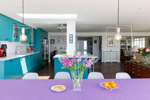 Η κουζίνα ή μικρή κουζίνα στο Vibrant Seafront Home for 10 with Pool