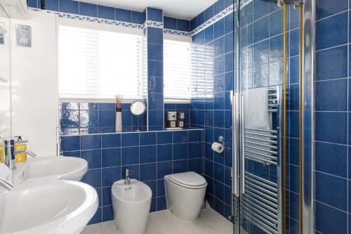 Ένα μπάνιο στο Vibrant Seafront Home for 10 with Pool