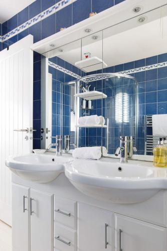 Ένα μπάνιο στο Vibrant Seafront Home for 10 with Pool