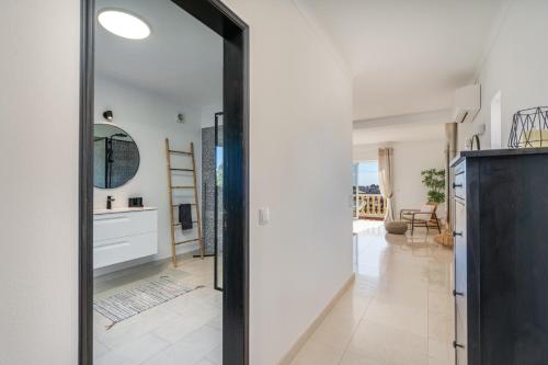 ein Flur mit einer Tür, die zu einem Wohnzimmer führt in der Unterkunft Villa Flores in Carvoeiro