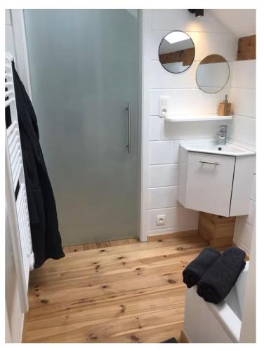une salle de bain avec un lavabo et un miroir dans l'établissement O Calm - Gite A-2h wellness par nuitée à réserver, à Jenneville