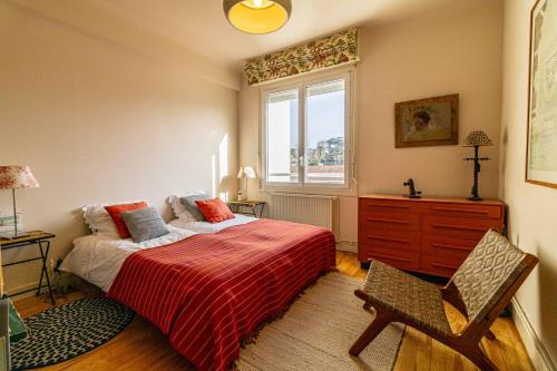 Sainte-BarbeにあるSaint-Jean de Luz, appartement 5 couchages avec vue océan - parkingのベッドルーム1室(ベッド1台、窓、椅子付)