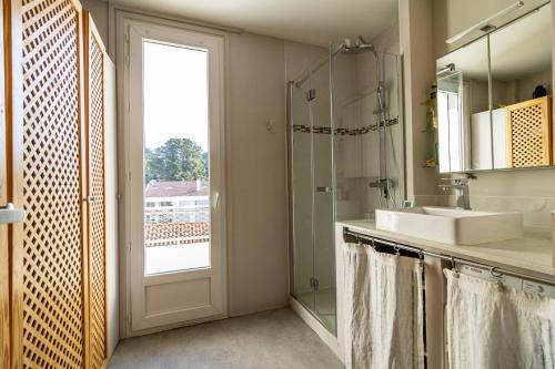 Sainte-BarbeにあるSaint-Jean de Luz, appartement 5 couchages avec vue océan - parkingの洗面台、シャワー、窓のあるバスルーム