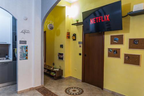 a hallway with a metrolinx sign on a wall at "La casa di Ryan" - Camere -Tra Cagliari e il Mare in Monserrato