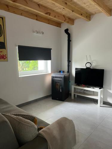 Una sala de estar con un sofá y un televisor de pantalla plana. en Villa Cabárceno, en Cabárceno
