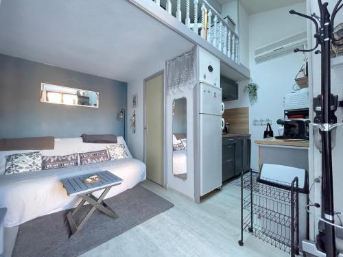 une petite chambre avec un lit et un escalier dans l'établissement Maison avec piscine clim parking, à Leucate