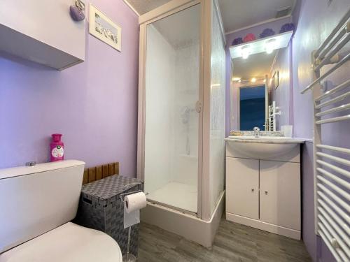 une salle de bain avec une douche, des toilettes et un lavabo dans l'établissement Maison avec piscine clim parking, à Leucate