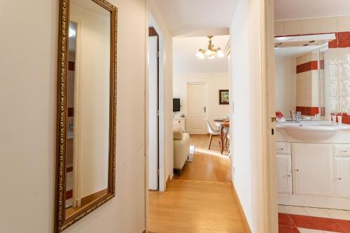 un couloir avec un miroir et une salle de bains dans l'établissement HEAVEN AP4440 By Riviera Holiday Homes, à Villefranche-sur-Mer