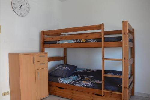 - une chambre avec 2 lits superposés et une horloge murale dans l'établissement Appartement studio 4 couchages SAINT CYPRIEN SC610-011, à Saint Cyprien Plage
