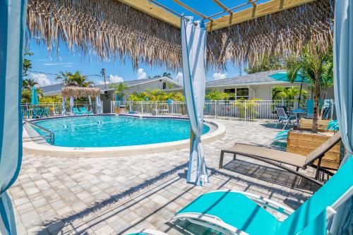Kolam renang di atau dekat dengan Latitude 26 Waterfront Boutique Resort - Fort Myers Beach
