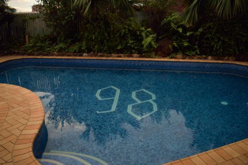 Kolam renang di atau dekat dengan Motel 98