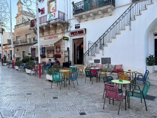 a group of tables and chairs in front of a building at La terrazza di Lillo in Carovigno