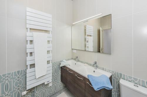 une salle de bain avec un lavabo et un miroir dans l'établissement Grand Gîte des Hautes Maisons, à Guainville
