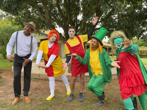 布罗塔斯Brotas Eco Hotel Fazenda的一群穿着戏服的人摆姿势拍照