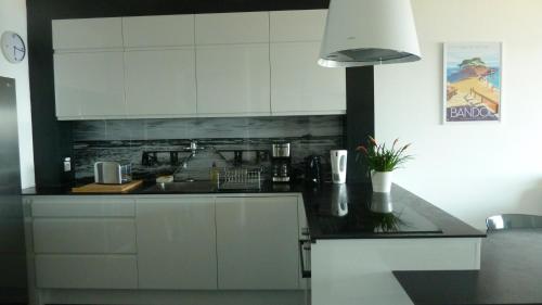 Nhà bếp/bếp nhỏ tại Front de mer - Emplacement prisé - T2 moderne et climatisé - Tout à pied