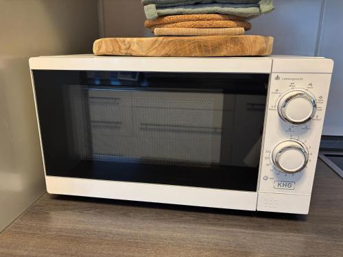 a white microwave oven sitting on top of a counter at Moderne deluxe 3-Zi Eigentums- Maisonette-Wohnung IBM Bertrandt Mercedes in Ehningen