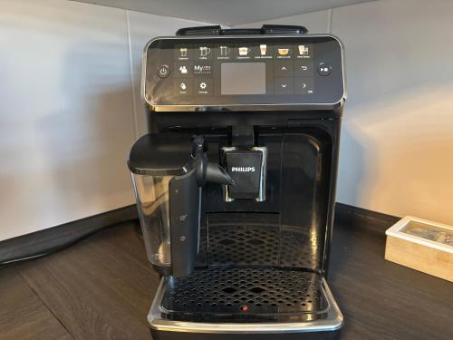 a black coffee maker sitting on top of a table at Moderne deluxe 3-Zi Eigentums- Maisonette-Wohnung IBM Bertrandt Mercedes in Ehningen