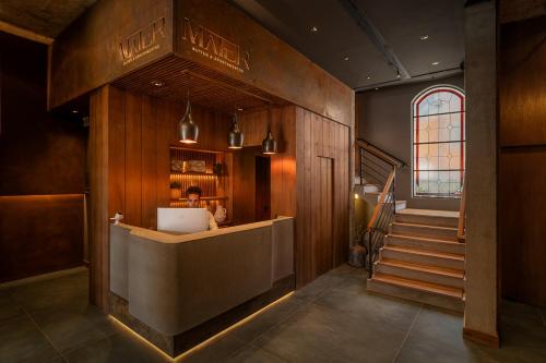 a lobby with a desk with a laptop on it at Mater Hotel in Canela