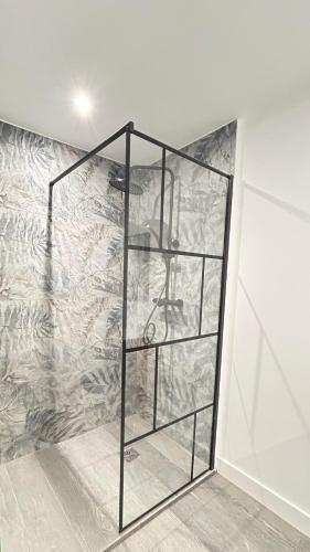 une étagère en verre dans une pièce avec un mur dans l'établissement Chambres d'hôtes Les Nymphéas, à Revest-les-Roches