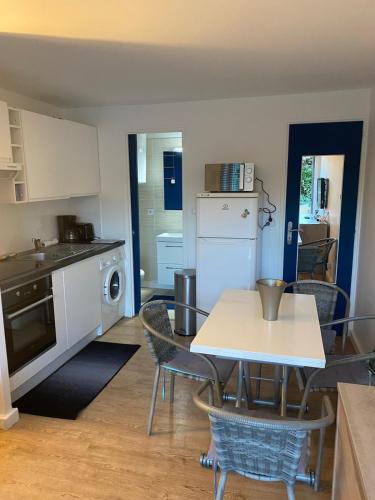 une cuisine et une salle à manger avec une table et des chaises dans l'établissement Studio terrasse proche plage, au Cap d'Agde