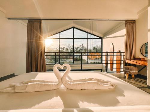 Ein Bett oder Betten in einem Zimmer der Unterkunft Loket Lofts