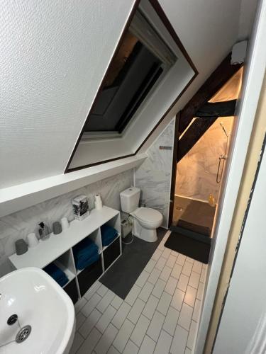 une salle de bain avec toilettes, lavabo et miroir dans l'établissement La Pause, à Blet