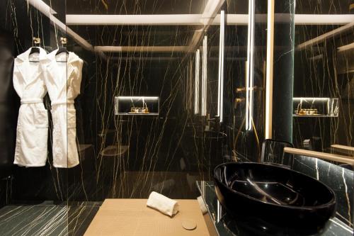 a bathroom with a black tub and a sink at Hotel Delle Nazioni in Rome