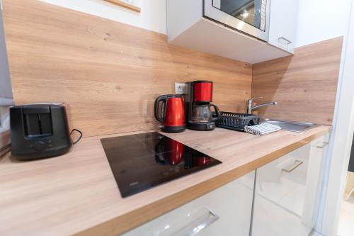 - une cuisine avec un évier et une cafetière sur un comptoir dans l'établissement VIEUX NICE 4 studio hyper centre optimise, à Nice