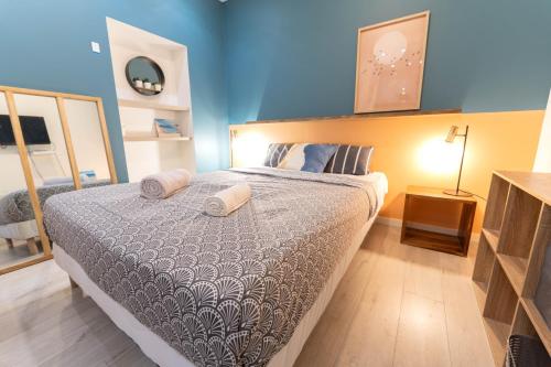 Ένα ή περισσότερα κρεβάτια σε δωμάτιο στο VIEUX NICE 4 studio hyper centre optimise