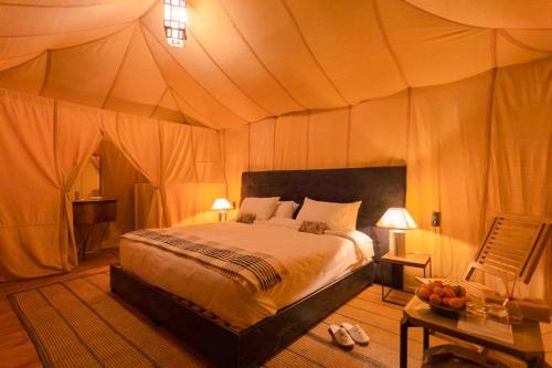 Postel nebo postele na pokoji v ubytování Sahara Deluxe Camp