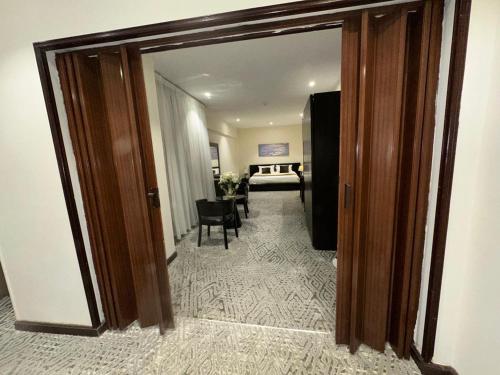 a room with a hallway with a mirror and a living room at ايوان التميز للشقق الفندقية- Ewan Altamayoz Hotel Apartment in Tabuk