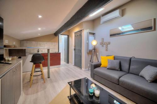 un salon avec un canapé et une cuisine dans l'établissement Studio Cannes, à Cannes